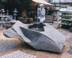 Brunnen mit Steinskulptur Stein Naturstein Gartenbrunnen Steinmetz Vorarlberg