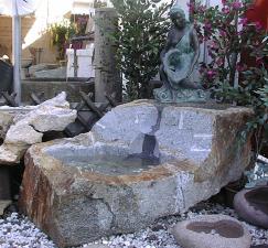 Brunnen mit Skulptur Stein Naturstein Gartenbrunnen Steinmetz Vorarlberg