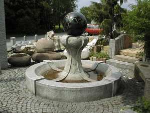 Brunnen Stein Weltkugel Naturstein Gartenbrunnen Steinmetz Vorarlberg