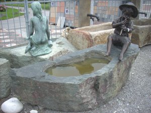 Brunnen Stein Naturstein Gartenbrunnen Steinbrunnen Garten Granitbrunnen Granit Steinmetz Vorarlberg Lustenau Dornbirn Bregenz Feldkirch Bludenz Lech Zürs Hard Höchst Fußach Kennelbach Hohenems