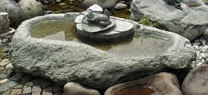 Brunnen Stein mit Frosch Naturstein Gartenbrunnen Steinmetz Vorarlberg