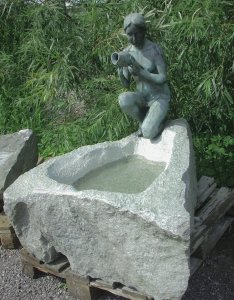 Brunnen Stein Naturstein mit Bronzegu Skulptur Gartenbrunnen Steinbrunnen Garten Granitbrunnen Granit Steinmetz sterreich Vorarlberg Lustenau Dornbirn Bregenz Feldkirch Bludenz Lech Zrs Hard Hchst Fuach Kennelbach Hohenems