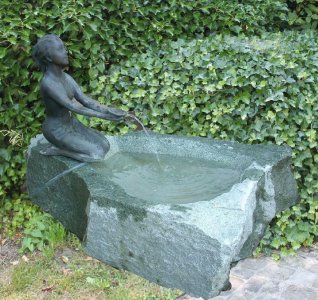 Brunnen Stein Naturstein Gartenbrunnen Wasserspiel Steinbrunnen Garten Granitbrunnen Granit Steinmetz Österreich Vorarlberg Lustenau Dornbirn Bregenz Feldkirch Bludenz Lech Zürs Hard Höchst Fußach Kennelbach Hohenems