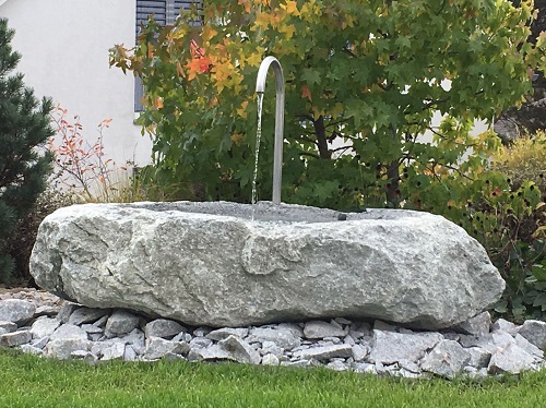 Brunnen Garten Stein Gartenbrunnen Steinbrunnen Zierbrunnen Wasserspiel Findling Lustenau Vorarlberg Österreich