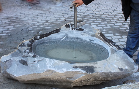 Brünneli Brunnen Stein Terrasse Schweiz Gartenbrunnen Natursteinbrunnen Granitbrunnen Garten Wasserspiel Brunnentrog Quellstein Zierbrunnen Granit Vorarlberg Österreich Tirol Salzburg Wien Kärnten Steiermark