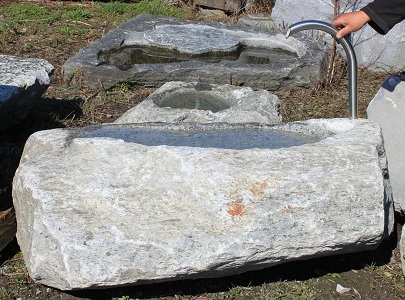 Gartenbrunnen Naturstein Brunnen Vorarlberg Schweiz Wassereinlauf Wasserspiel Naturstein