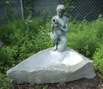 Brunnen mit Bronze Skulptur Stein Naturstein Gartenbrunnen Steinbrunnen Garten Granitbrunnen Granit Steinmetz Österreich Vorarlberg Lustenau Dornbirn Bregenz Feldkirch Bludenz Lech Zürs Hard Höchst Fußach Kennelbach Hohenems