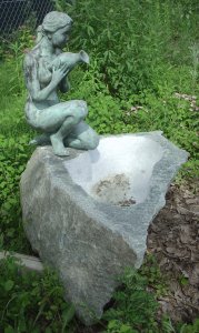 Brunnen mit Bronze Skulptur Stein Naturstein Gartenbrunnen Steinbrunnen Garten Granitbrunnen Granit Steinmetz Österreich Vorarlberg Lustenau Dornbirn Bregenz Feldkirch Bludenz Lech Zürs Hard Höchst Fußach Kennelbach Hohenems