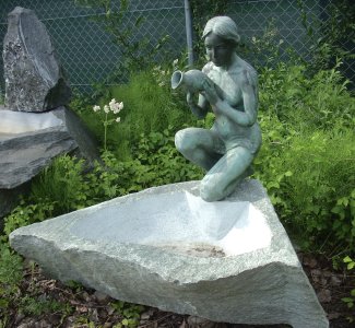 Brunnen mit Bronze Skulptur Stein Naturstein Gartenbrunnen Steinbrunnen Garten Granitbrunnen Granit Steinmetz Österreich Vorarlberg Lustenau Dornbirn Bregenz Feldkirch Bludenz Lech Zürs Hard Höchst Fußach Kennelbach Hohenems