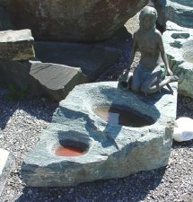 Brunnen Stein Naturstein Gartenbrunnen mit Skulptur Bronze Steinmetz Vorarlberg
