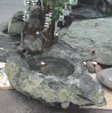 Brunnen Stein Naturstein mit Skulptur Gartenbrunnen Steinmetz Vorarlberg