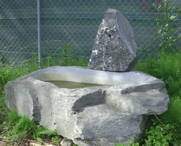 Schöpf-Brunnen Frischwasser mit Säule Stein Naturstein Gartenbrunnen Steinbrunnen Garten Granitbrunnen Granit Steinmetz Österreich Schweiz Vorarlberg Lustenau Dornbirn Bregenz Feldkirch Bludenz Lech Zürs Hard Höchst Fußach Kennelbach Hohenems