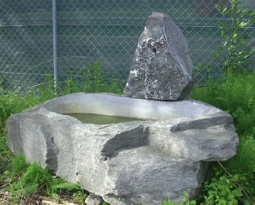 Schpf-Brunnen Frischwasser mit Sule Stein Naturstein Gartenbrunnen Steinbrunnen Garten Granitbrunnen Granit Steinmetz sterreich Schweiz Vorarlberg Lustenau Dornbirn Bregenz Feldkirch Bludenz Lech Zrs Hard Hchst Fuach Kennelbach Hohenems