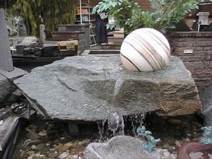 Schwimmende Kugel Brunnen schwebende Kugel Natursteinbrunnen 