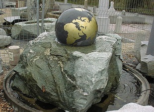 Stein Brunnen Lustenau Schwimmende Kugel Kugelbrunnen Vorarlberg Garten Naturstein