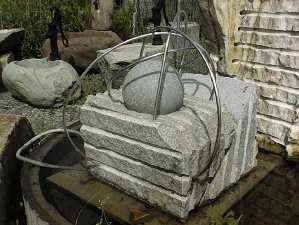 Brunnen Stein Schwimmende Kugel Naturstein Gartenbrunnen Steinmetz Vorarlberg