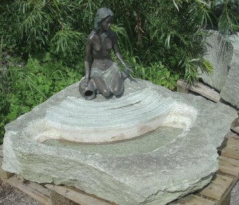 Brunnen mit Bronze Skulptur Stein Naturstein Gartenbrunnen Steinbrunnen Garten Granitbrunnen Granit Steinmetz Österreich Vorarlberg Lustenau Dornbirn Bregenz Feldkirch Bludenz Lech Zürs Hard Höchst Fußach Kennelbach Hohenems