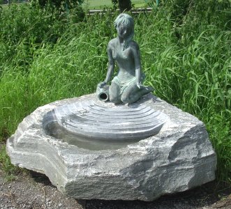 Brunnen Stein Naturstein Gartenbrunnen Steinbrunnen Treppenbrunnen Garten Granitbrunnen Granit Steinmetz Österreich Vorarlberg Lustenau Dornbirn Bregenz Feldkirch Bludenz Lech Zürs Hard Höchst Fußach Kennelbach Hohenems