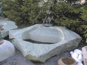 Treppen Brunnen Stein Naturstein mit Skultpuren Gartenbrunnen Steinmetz Vorarlberg